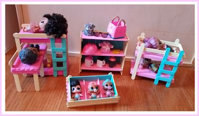 popsicle craft stick DIY LoL doll furniture Diy Lol Doll House Cardboard, Diy Lol Doll Furniture, Diy Lol Doll House, Lol Doll Crafts, Popsicle Craft, Lol Suprise, Popsicle Stick Crafts House, Diy Popsicle Stick Crafts, Stick Diy