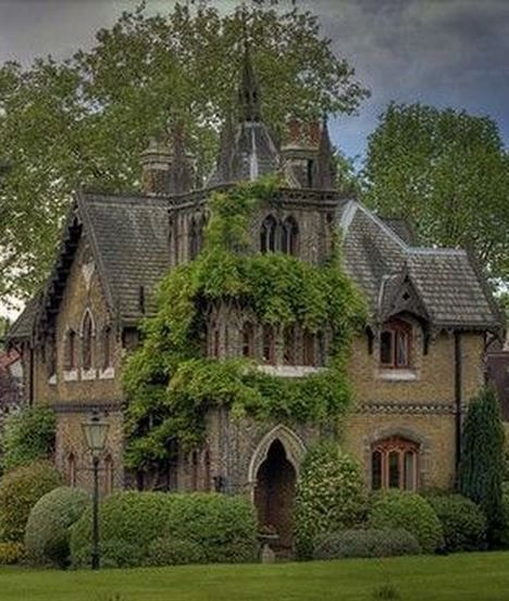 neo gothic cottage Gothic Cottage, Gothic Revival House, Historical Houses, Casa Country, Gothic Design, Abandoned Mansions, Design Exterior, Interior Modern, Gothic House