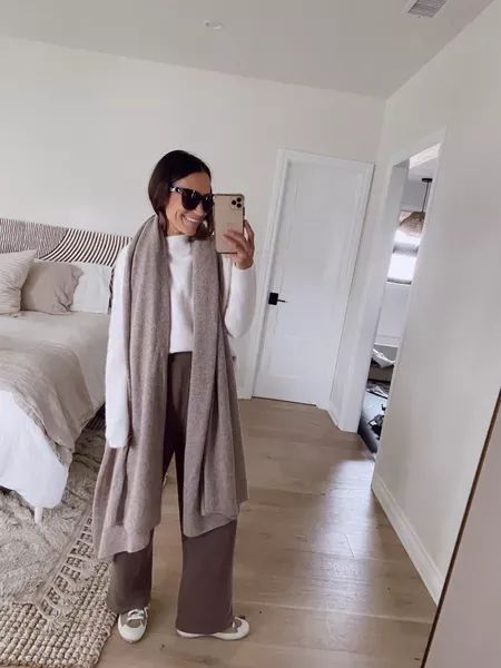 Cashmere Scarf Outfit, Ideas Of Outfits, November Inspiration, Cashmere Sweater Outfit, Fall November, Shawl Outfit, White Cashmere Sweater, Winter Pants Outfit, Practical Fashion