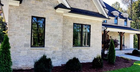 Fond du Lac Kensington Blend Veneer Modern Stone Home Facade Buechel Stone Modern English Country, Stone Exterior Houses, Stone Facade, Stone Masonry, Modern Farmhouse Design, Modern Farmhouse Exterior, Exterior Stone, White Brick, Farmhouse Exterior