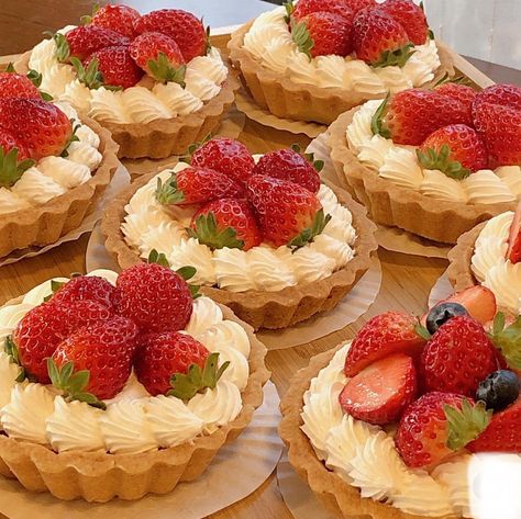 Strawberry Desserts Aesthetic, Gourmet Pastries, Desserts Aesthetic, Sweet Treats Recipes, Yummy Comfort Food, Coffee Dessert, No Cook Desserts, Strawberry Desserts, Fruit Tart