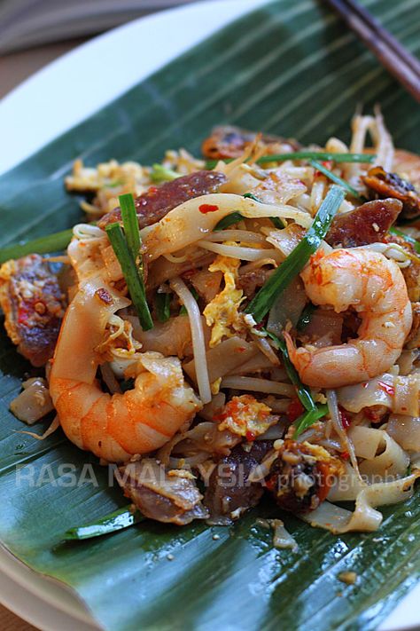 Authentic Penang Char Kuey Teow with step-by-step recipe guide. Char Kuey Teow is a famous Penang hawker food. The best Char Kuey Teow recipe on the web. | rasamalaysia.com Char Kuey Teow Aesthetic, Char Keow Teow Recipe, Tongan Food Recipes Chop Suey, Char Kuey Teow, Char Kway Teow Recipe Singapore, Flat Noodles, Penang Food, Char Kway Teow, Masakan Malaysia