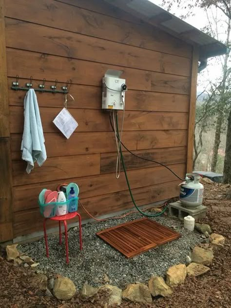 96 Beautiful Outdoor Shower Ideas and Smart Design Tips - Cozy Home 101 Outdoor Shower Ideas, Outside Showers, Outdoor Shower Enclosure, Outdoor Shower Diy, Outdoor Bathroom Design, Outdoor Tub, Outdoor Baths, Dog House Diy, Portable Shower