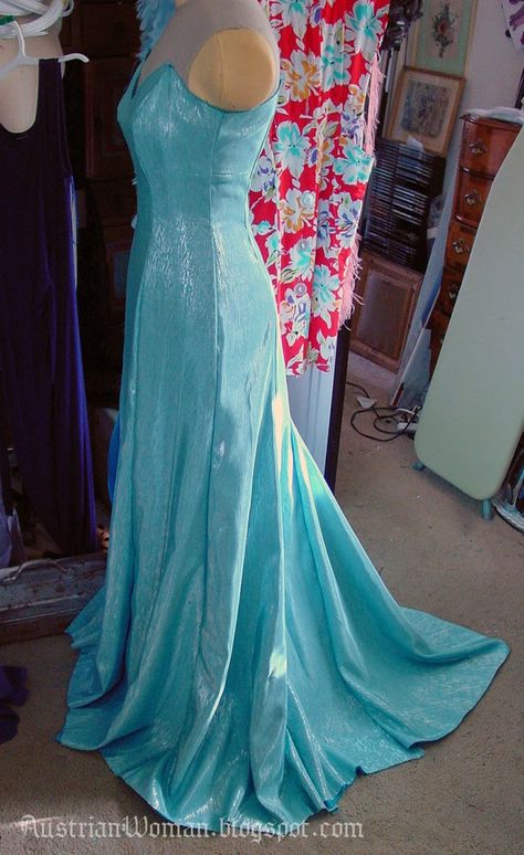 The Austrian Woman: Frozen: Constructing Elsa's Gown Strapless Dress Pattern, Make Your Own Costume, Coronation Dress, Elsa Cosplay, Elsa Costume, Frozen Costume, Costumes Diy, Costume Tutorial, Elsa Dress