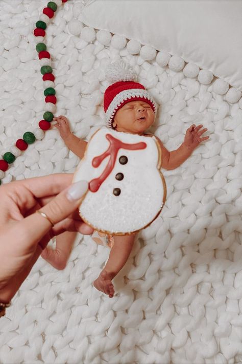 Snowman Baby Picture, Starbucks Christmas Cookie Baby, Starbucks Cookie Picture Baby, Newborn Christmas Activities, Starbucks Cookie Baby Photo, Starbucks Snowman Cookie Baby, Snowman Cookie Baby Picture, Snowman Challenge, Starbucks Cookie