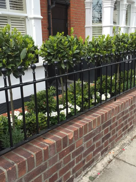 Brick And Iron Fence Ideas, Brick Fence Ideas Front Yard, Victorian Front Garden, Front Garden Ideas Driveway, Terrace House Exterior, Garden Ideas Driveway, Garden Front Of House, Garden Railings, Small Front Gardens