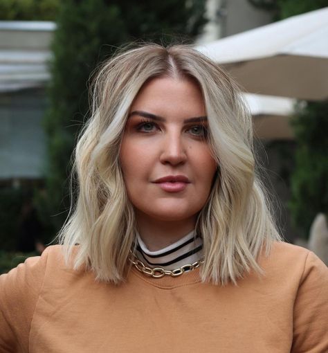 Medium Bob Haircut For Round Face Plus Size Wavy Lob, Blonde Bob On Plus Size, Blonde Bob Plus Size, Textured Lob Round Face, Medium Length Haircut For Thick Hair Round Faces Over 40, Long Bob For Round Face Double Chin, Lob For Round Face Fine Hair, Lob Round Face Plus Size, Mom Bob Haircut Round Face