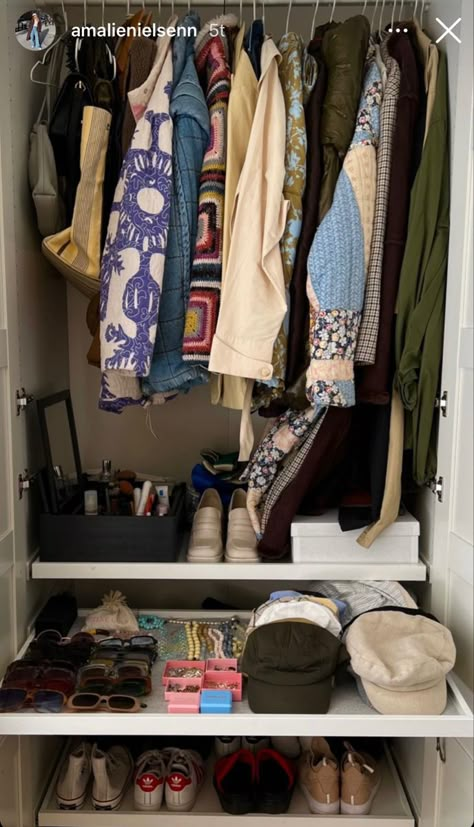 Aesthetic Wardrobe Decor, Aesthetic Closet Organization, Organized Bedroom, Aesthetic Wardrobe, Dream Apartment, House Room, Bedroom Inspo, New Room, 인테리어 디자인