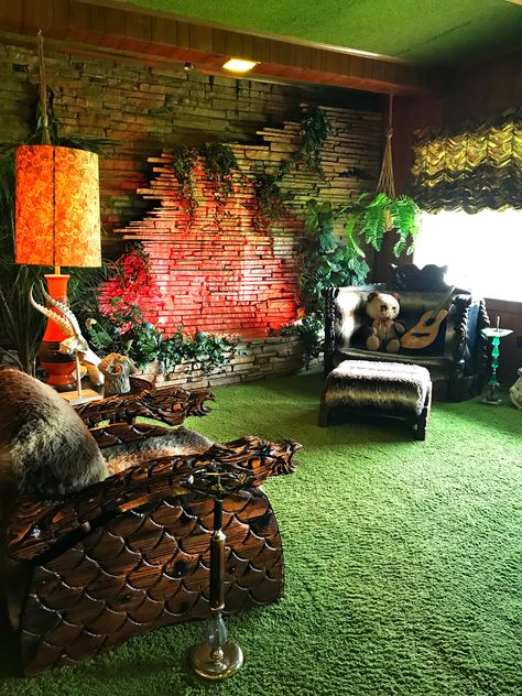 Tour Graceland: Home of Elvis Presley - Oh, the Places We Travel! Elvis Graceland, Elvis Presley Room Ideas, Graceland Aesthetic, Elvis Jungle Room, Elvis Presley Home Decor, Elvis Decor, Elvis House, Jungle Room Graceland, Graceland Interior