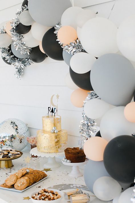 birthday-party-ideas-for-teens-grey-black-white-orange-balloons-cake-cookies-dessert-table Birthday Party Ideas For Teens, Party Ideas For Teens, Movie Night Birthday Party, Anniversaire Diy, Balloon Garland Diy, Spa Birthday Parties, Orange Balloons, Garden Party Birthday, Fairy Birthday Party