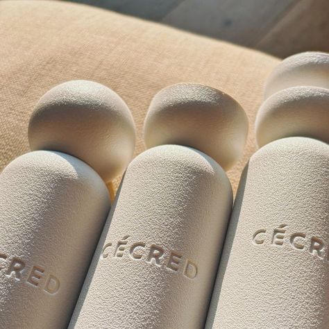 CÉCRED on Instagram: "Infused with our Bioactive Keratin Ferment, or Honey Tech for short, our CLARIFYING SHAMPOO & SCALP SCRUB, HYDRATING SHAMPOO, and MOISTURE SEALING LOTION provide a balance of moisture and strength to visibly strengthen hair." Creative Shampoo Packaging, Luxury Shampoo Packaging, Cosmetic Package Design, Premium Shampoo Packaging, Clean Shampoo Brands, Organic Shampoo Packaging, Scrub Packaging, Natural Skincare Packaging, Hair Biology Shampoo