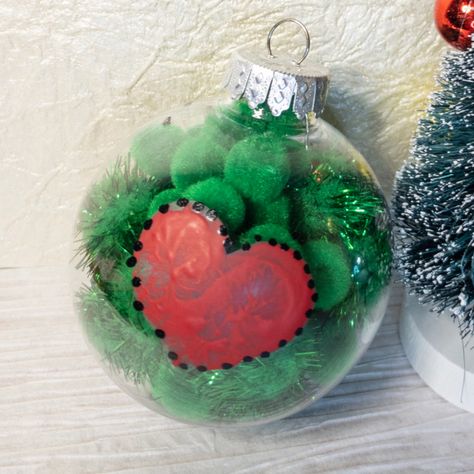 DIY Grinch Ornament with Thumbprint Heart Grinch Heart Ornament, Thumbprint Heart, Diy Grinch, Kid Art Projects, Grinch Heart, Grinch Ornament, Grinch Crafts, Grinch Wreath, School Classroom Ideas