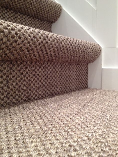 Trapbekleding voor open en dichte trappen | Al vanaf €47,50 per trede Stairs Landing Ideas, Hallway Stairs And Landing, Landing Stairs, Outside Flooring, Landing Ideas, Carpet Staircase, Narrow Hallway Decorating, Staircase Decor, Hallway Designs