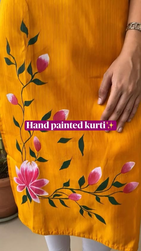 Hand Painted Kurti, Painted Kurti, Paint Shirt, Fabric Colour Painting, Fabric Paint Shirt, Painting Indian, Saree Painting Designs, Fabric Paint Diy, Painting Flowers Tutorial