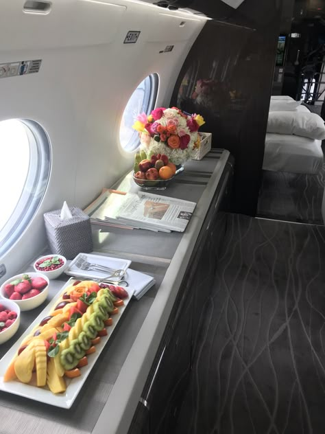 #privatejet #G650 #credenza #fruitplatter #Floralarrangement @lex_skyangel Private Jet Snacks, Food In Flight, Luxury Jets Private Plane, Private Plane Luxury, Plane Snapchat, Private Plane Aesthetic, Private Jet Food, Plane Aesthetic Night, Plane Luxury