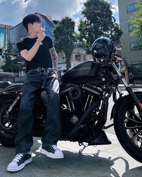 Mechanic Guy Aesthetic, Motorcycle Men Outfit, Motorbike Fashion, Biker Outfit Men, Bikers Outfit, Outfits Masc, Gangster Outfit, Mechanic Man, Motorcycle Aesthetic