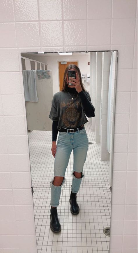 Concert Outfit For Cold Weather, Concert Outfit Jessie Murph, Pop Concert Outfit Ideas Fall, Concert Outfit Ideas Jessie Murph, Cute Outfits With Turtlenecks, Cute Fall Concert Outfits, Alternative Concert Outfit Fall, Comfy Concert Outfit Fall, What To Wear With Black Mom Jeans