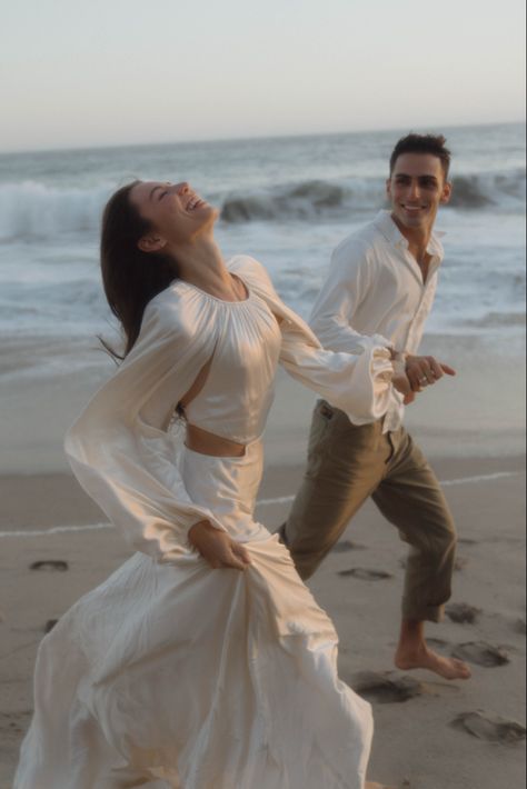 Beach Wedding Elopement Dress, Beach Wedding Outfit Bride, Beach Photography Wedding, Amanda Stanton Engagement Photos, Malibu Couple Photoshoot, Beach Vibes Wedding, Vintage Beach Wedding Dress, Malibu Pier Photoshoot, Malibu Beach Elopement