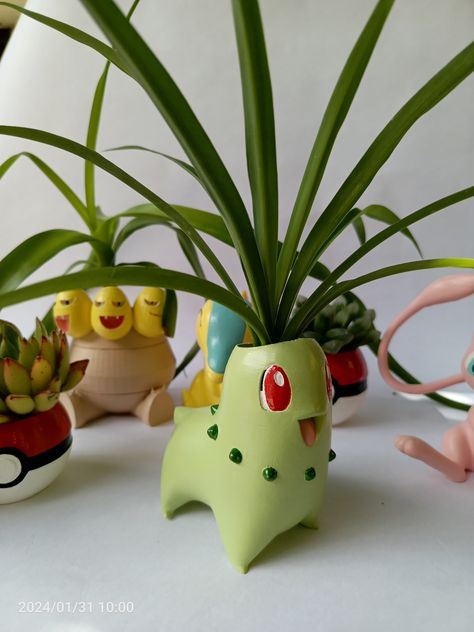 chicorita Pokémon planter Bulbasaur Plant Pot, Pokemon Clay Art, Pokemon Garden, Pokemon Gift Ideas, Plant Pokemon, Pokemon Clay, Haunter Pokemon, Pokemon Planter, Sculpt Ideas