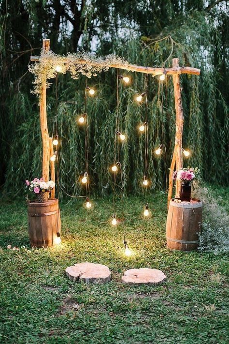 Decoração de casamento simples e barata: confira 20 ideias - Casa Vogue | Ambientes Ceremony Photography, Party Photo Backdrop, Photo Booth Background, Engagement Ceremony, Wedding Photo Booth, Wedding Etsy, Bridal Shower Party, Love Wedding, Bridal Shower Decorations