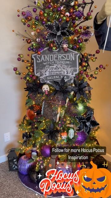 Hocus Pocus Christmas Tree, Hocus Pocus Tree, Pool Noodle Centerpiece, Hocus Pocus Christmas, Hocus Pocus Cake, Disney Halloween Decorations, Halloween Christmas Tree, Hocus Pocus 2, Disney Christmas Tree