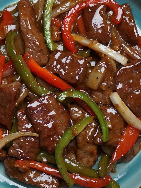 Chinese Pepper Steak Stir Fry Recipe with tender beef slices, bell peppers, onion, fresh ground black peppers, and savoury stir fry sauce.