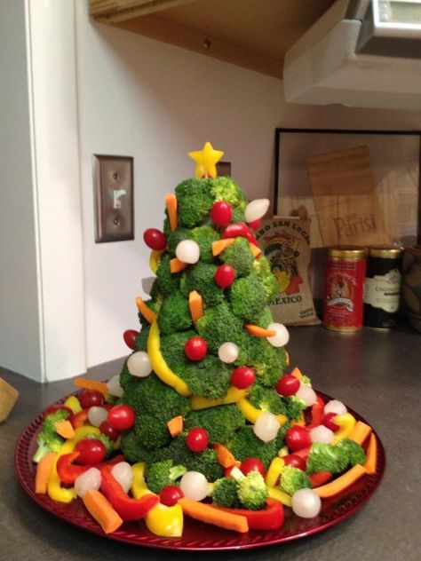 Veggie christmas tree Veggie Christmas Tree, Christmas Tree Veggie Tray, Christmas Tree Appetizer, Tree Appetizer, Veggie Christmas, Veggie Skewers, 3d Christmas Tree, Christmas Foods, Veggie Tales