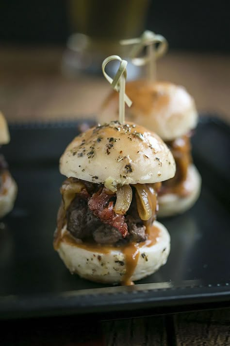 Brisket Sliders and Whiskey Sauce Party Canapes Small Bites, Small Bites Dinner, Wine Bar Food, Small Bites Party, Brisket Sliders, Bite Size Appetizers Easy, Catering Recipes, Whiskey Sauce, Bar Bites