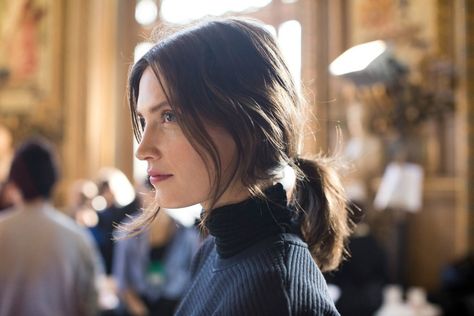 Winter Hairstyle Ideas How to Wear Your Hair With a Turtleneck Hairstyles For Turtlenecks, Casual Turtleneck Outfit, Turtle Neck Hairstyles, Turtle Neck Outfit Women, Winter Hairstyle Ideas, Winter Hairstyle, Existential Question, Turtleneck Blouse, Ali Macgraw