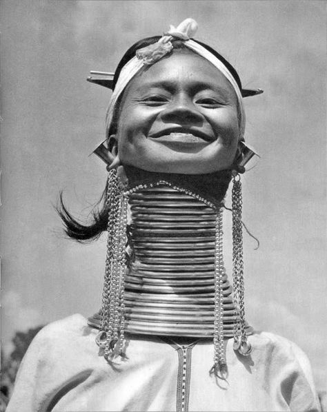 vintage everyday: Kayan People – Amazing Vintage Portraits of Padaung Women in the 1950s Giraffe Neck, Neck Rings, Fellow Travelers, London Tours, Neck Women, Vintage Portraits, Body Modifications, Folk Costume, People Of The World