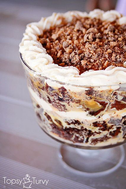 Better than anything Trifle Recipe ~ featuring Heath bars, caramel sauce, & whipped cream. Early Dating, Pumpkin Creations, Trifle Recipes Easy, Trifle Bowl Recipes, Trifle Cake, Homemade Chocolate Cake, Trifle Desserts, Trifle Recipe, Pudding Desserts