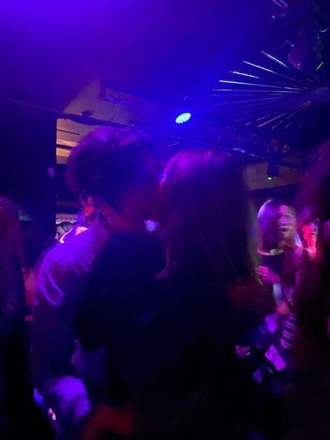 Club Couple Pictures, Kissing In The Club Party, Couple In Club Night, Couples Clubbing, Club Couple, Mc Tato, Party Couple, Party Night Club, Clubbing Aesthetic