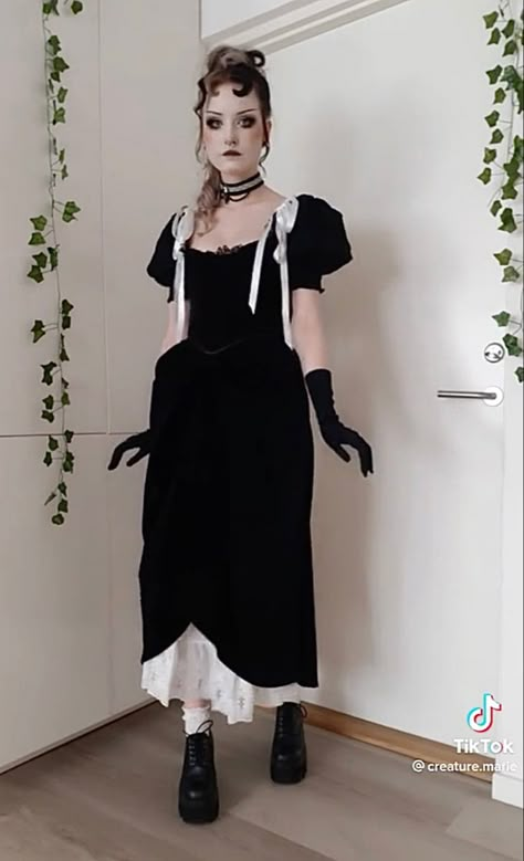 Goth Graduation Outfit, Neo Gothic Fashion, French Goth, Goth Outfit Inspo, Alt Fashion, Graduation Outfit, Eclectic Fashion, Dark Fashion, Dream Clothes