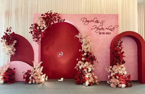 Wedding Backdrop Minimalist, Red Backdrop Wedding, Red And White Wedding Backdrop, Red Flower Backdrop, Red Wedding Backdrop, Chinese Wedding Backdrop, Asian Wedding Decor, Sakura Wedding, Chinese Wedding Decor