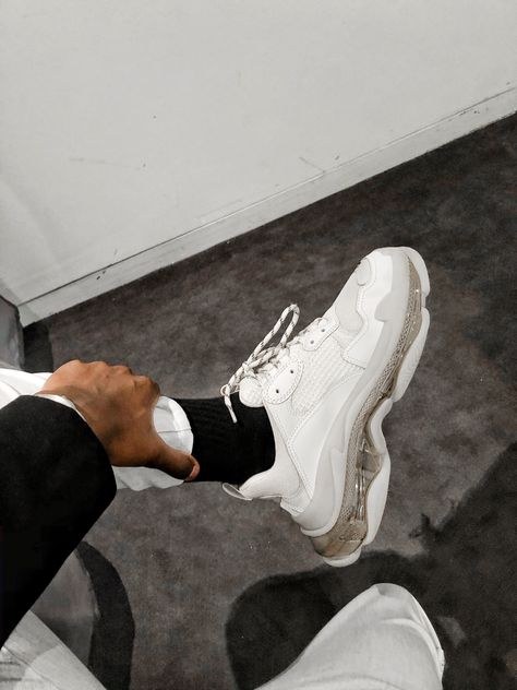 Loving these Triple S Sneakers, as humongous as they are, they are pretty lightweight and easy to wear and style. #balenciaga #balenciagasneakers #triples Balenciaga Triple S White, Balenciaga Sneakers, Balenciaga Triple S, Nike Huarache, Business Casual, Balenciaga, Sneakers Nike, Iphone Cases, Sneakers