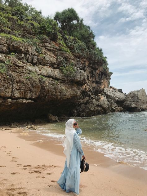 Instagram : @zerlyna.sal Busana Casual, Travel Pic Ideas, Holiday Outfit, Ootd Hijab, Pic Ideas, Holiday Outfits, Beach Outfit, Hijab Fashion, Ootd