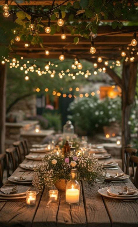 Summer Indoor Wedding, Backyard Dinner Party Table, Backyard Dinner Party, Deco Champetre, Outdoor Dinner Parties, Tafel Decor, Dinner Party Table, Outdoor Dinner, Backyard Party