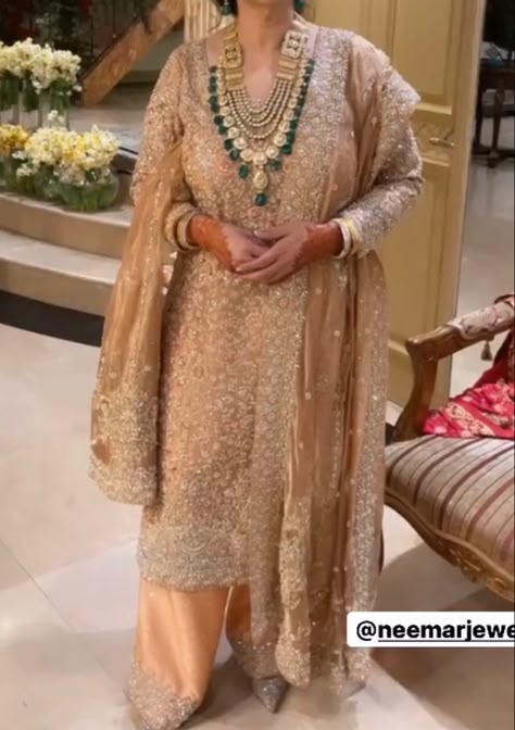 Pakistani Mother Of The Bride Outfits, Groom Mother Dress Pakistani, Brides Mother Indian Outfit, Grooms Mother, Mum Outfits, Brides Mom Dress, Brides Mother Dress, Mother Style, Heavy Suit