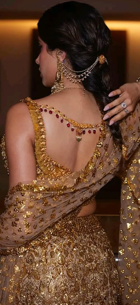 Jahnvi Kapoor Ambani Wedding, Jahnvi Kapoor Desi Style, Janvi Kapoor Fashion Styles, Jahnvi Kapoor Saree, Janvi Kapoor Saree, Indian Outfits Modern, Ambani Wedding, Janvi Kapoor, India Girl