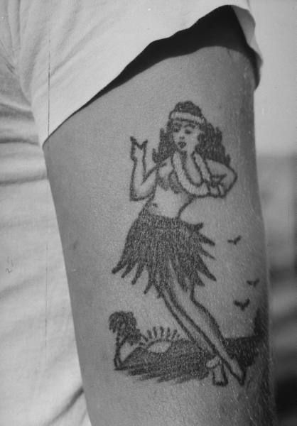 1940s Hula girl sailors tattoo Hula Girl Tattoo, Hula Girl Tattoos, Sailor Pinup, Tattoo Sailor, Dancer Tattoo, Pinup Tattoo, Sailor Tattoo, Hawaiian Dancers, Hawaiian Tattoo