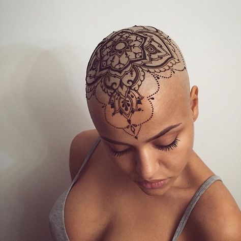 26 Striking Henna Designs That Will Leave You Breathless Henna Motive, Bald Head Tattoo, Tattoo Crane, Creative Selfie, Scalp Tattoo, Henne Tattoo, Heather Moss, Tato Henna, Henna Tattoo Designs Hand