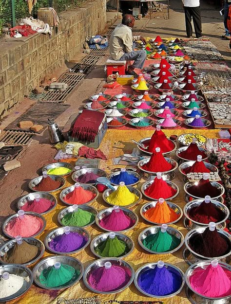 powder dyes, market in Orchha, Madhya Pradesh state, India Holi Hai, Indian Market, Indian Street, Holi Festival, Color Festival, Street Market, Madhya Pradesh, Ganesh Chaturthi, South Asia