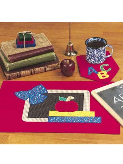 Teacher's mug rug & place mat - free download pattern Abc Quilt, Quilted Placemat Patterns, First Days Of School, Quilted Placemat, Kitchen Placemats, Free Quilting Patterns, Quilted Placemats, Kids Quilts, Abc Photo