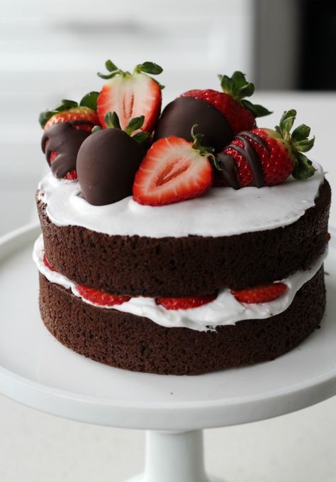 Naked Chocolate Cake, Tårta Design, Chocolate Strawberry Cake, Chocolate Dipped Strawberries, Valentine Cake, Strawberry Dip, Think Food, Puddings, Pretty Cakes