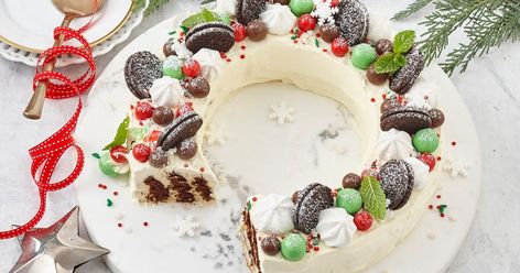 Add the wow factor to your Christmas table with this easy choc ripple wreath. Assemble the day before with biscuits and cream – no cooking, no stress – then just decorate on the day. Chocolate Ripple Cake, Choc Ripple Cake, Cake Wreath, Ripple Cake, Christmas Stuffing, Christmas Recipes Easy, Aussie Christmas, Christmas Foods, Christmas Preparation