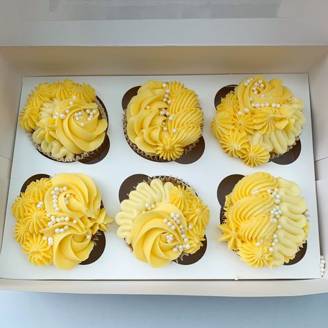 Lemon Cupcakes Decoration Ideas, Fancy Lemon Cupcakes, Yellow Buttercream Cake Designs, Yellow Frosting Cupcakes, Yellow Themed Cupcakes, Yellow Flower Cupcakes Ideas, Yellow Cupcakes Aesthetic, Wedding Cupcakes Yellow, 2d Cupcake Design