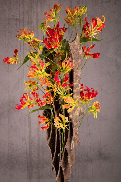 Egyptian Floral Arrangement, Stargazer Lily Flower Arrangements, Flame Lily Flower, Gloriosa Arrangement Floral, Red Floral Installation, Gloriosa Lily, Floral Art Arrangements, Corporate Flowers, Fire Flower