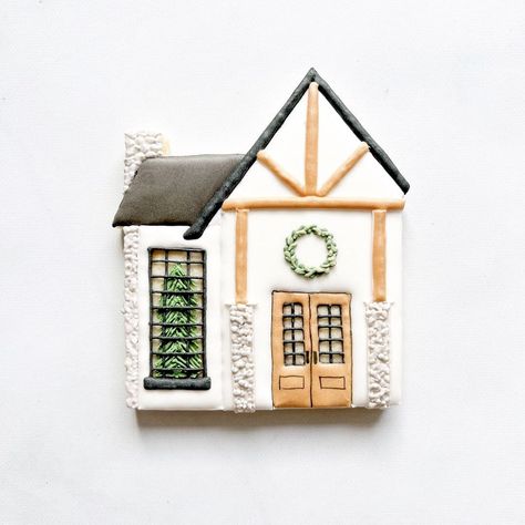 Modern Gingerbread House Ideas, House Cookies Decorated, Arlos Cookies, Cookie Workshop, Workshop House, Cookies House, Chocolate Lovers Cake, Haunted Village, House Cookies