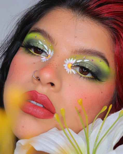 Plant Makeup Halloween, Spring Goddess Makeup, Green Flower Makeup, Flower Make Up, Geometric Eyeliner, Floral Makeup Looks, Tiktok Makeup Looks, Flower Eyeliner, Frog Makeup