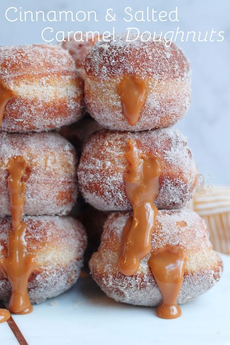 Delicious and Homemade Cinnamon Salted Caramel Doughnuts! Caramel Doughnuts, Bakes Recipe, Janes Patisserie, Homemade Donuts, Doughnut Recipe, Donut Recipes, Food Cakes, Cakepops, Homemade Bread